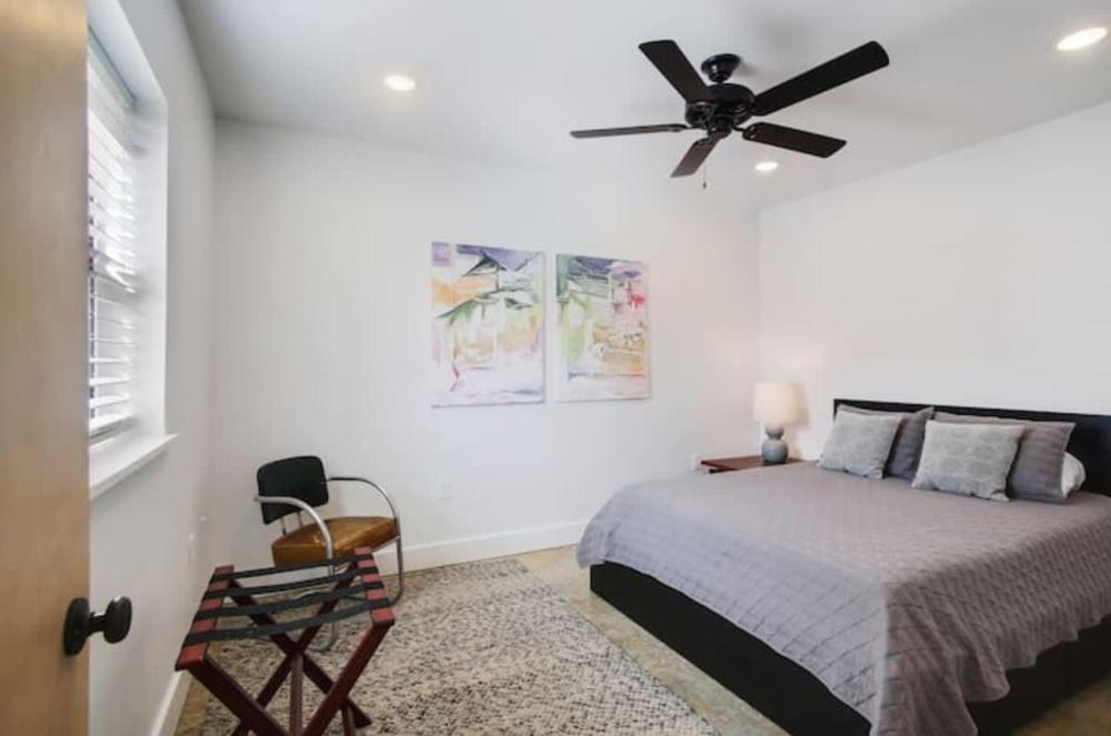 River Breeze Quiet & Modern Black Pearl Apartment